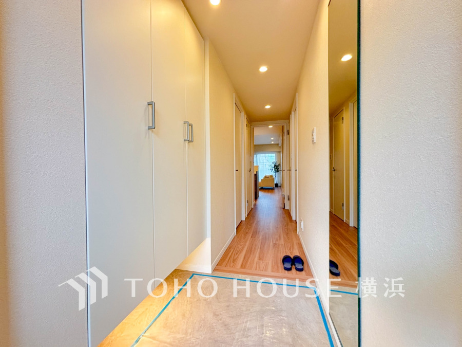 上質感漂う玄関と廊下。居住者の帰り、訪れる方を優しく迎える・安らぎに満ちた生活空間を予感させる。健やかな暮らしを楽しめそう。