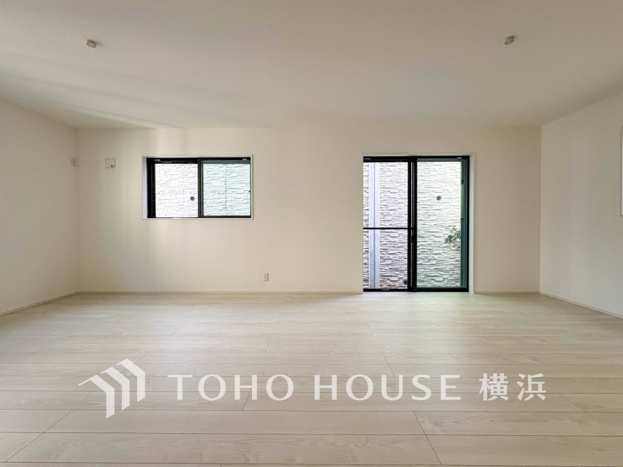 柔らかな色合いのフローリングと清潔感の溢れるクロスが明るい空間を創り出しているリビングダイニング。憩いの場に相応しく、ここで楽しむ家族の時間が絆をより深めてくれそうです。