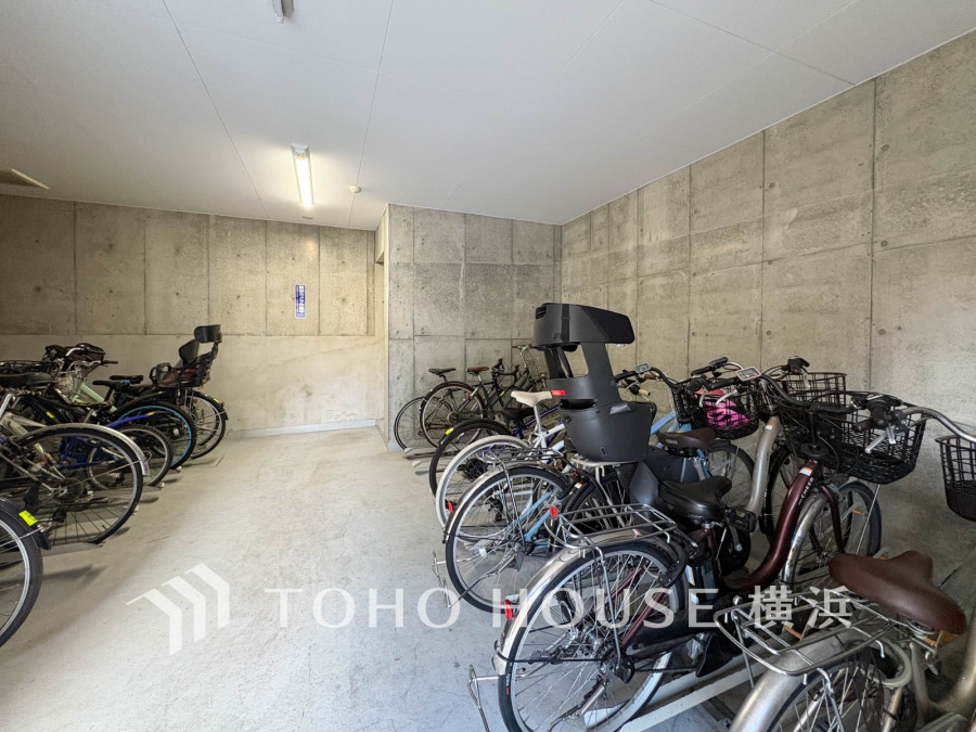 屋根付きの駐輪場で自転車を安全に収納。雨風から守り、快適な生活をサポートします。空き状況につきましては担当までお問合せ下さいませ。