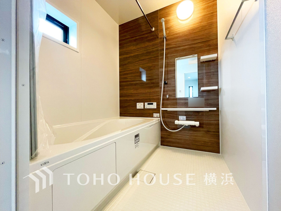 上質が感じられる質感とカラーリングで、清潔な空間美を実現。一日の疲れが癒される優雅なバスタイムを堪能できるゆとりあるバスルームです。