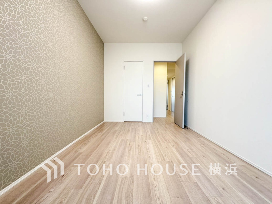 たっぷりとした収納スペース・ウォークインクローゼット。その収納力は是非ご自身の目でお確かめください。冬物のコートやスーツなど、大切なお洋服を皺なく収納できます。