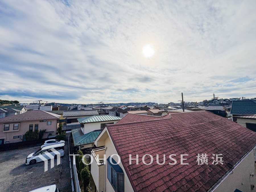 手を伸ばせば、ふれることが出来そうな環境が、そのままインテリアになったような印象です。その豊かな眺望にふさわしい空間には、通風・採光にも優れ、心地よい光と風があふれています。