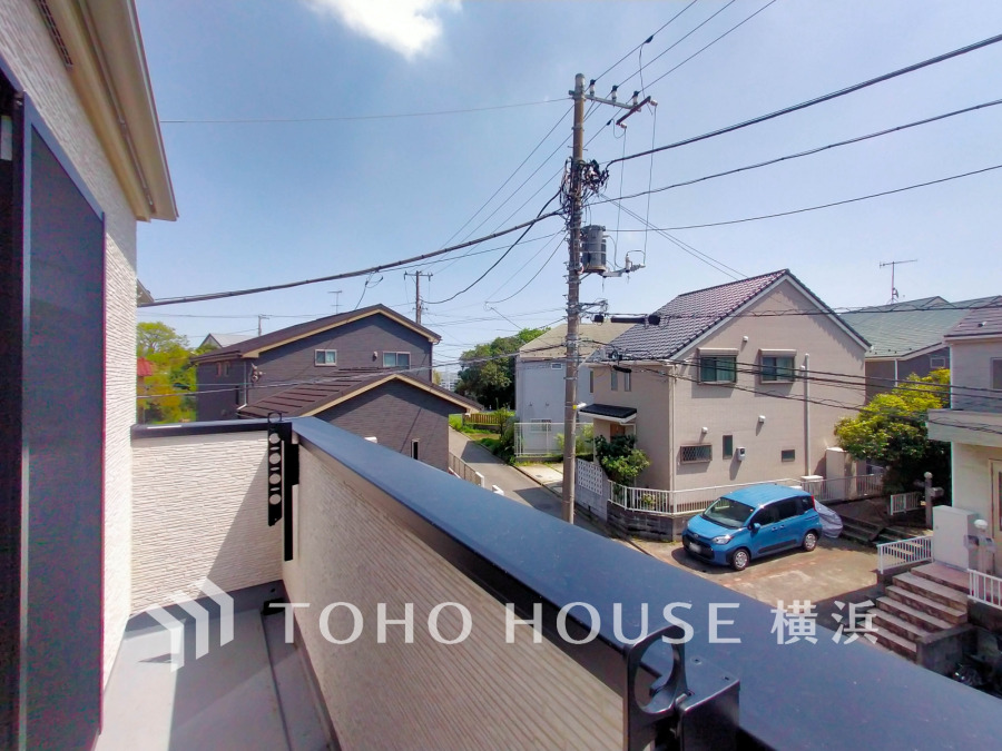 南向きの明るいバルコニー。低層住宅が広がる街並みは、心地よい開放感が漂っています。
