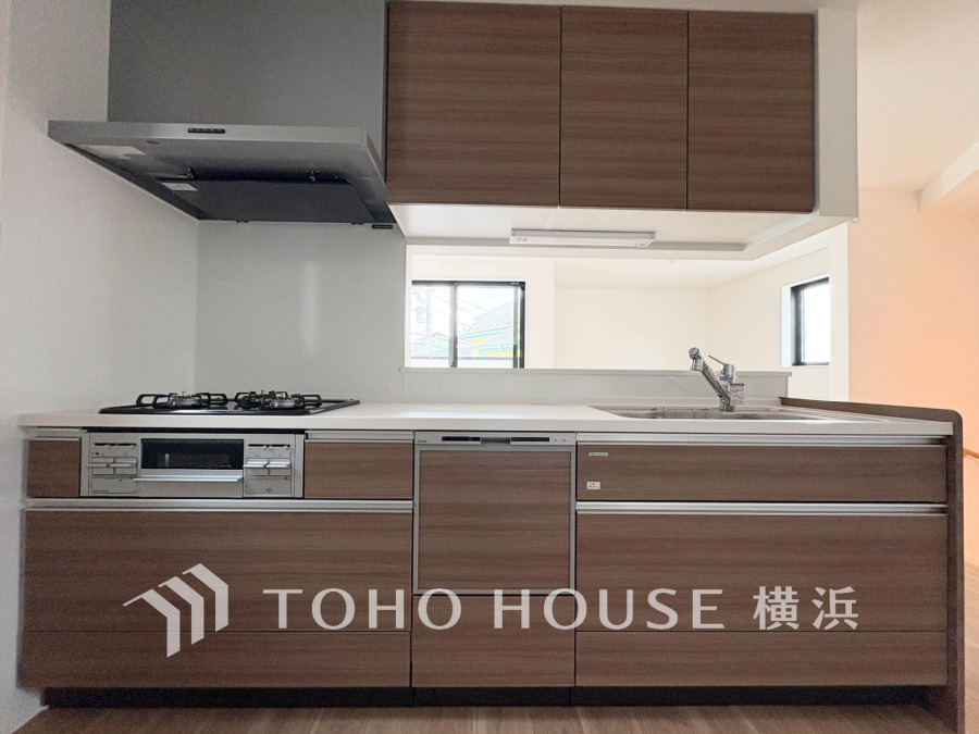 広く取られた対面キッチンは、リビングで寛ぐご家族と会話をしながらお料理が出来ます。高級感のあるカラーで空間をより上質な雰囲気にした、清潔感のあるデザインです。