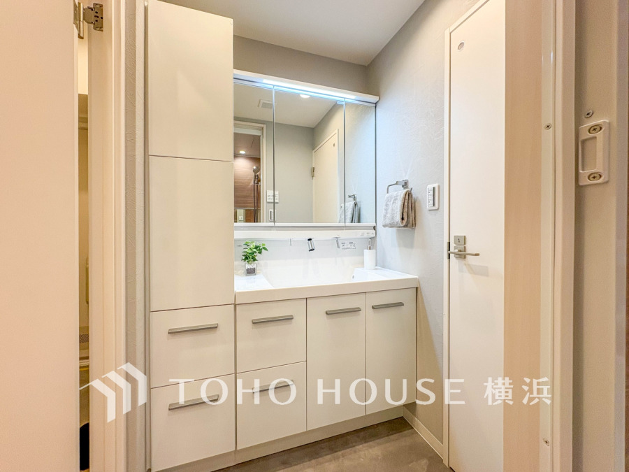 十分な大きさの洗面台は収納もさる事ながら、身だしなみチェックや歯磨きなど、朝の慌ただしい時間でもホテルライクなスペースで余裕とゆとりを感じて頂けます。