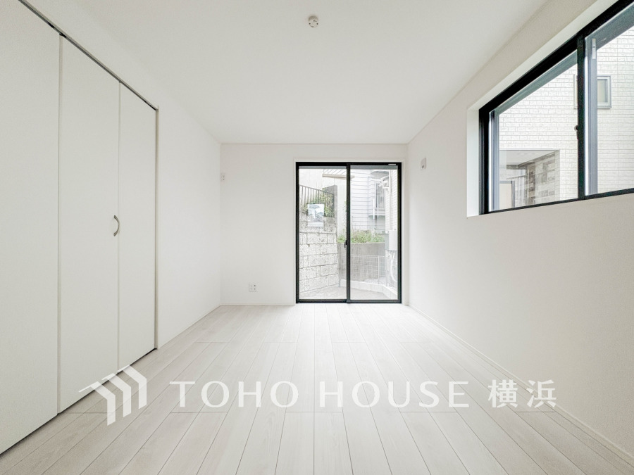大きな窓からたっぷりと陽光が注がれる明るい空間。家族の成長に対応できる永住仕様の間取り。時を忘れて過ごす場所として過ごせるお部屋。