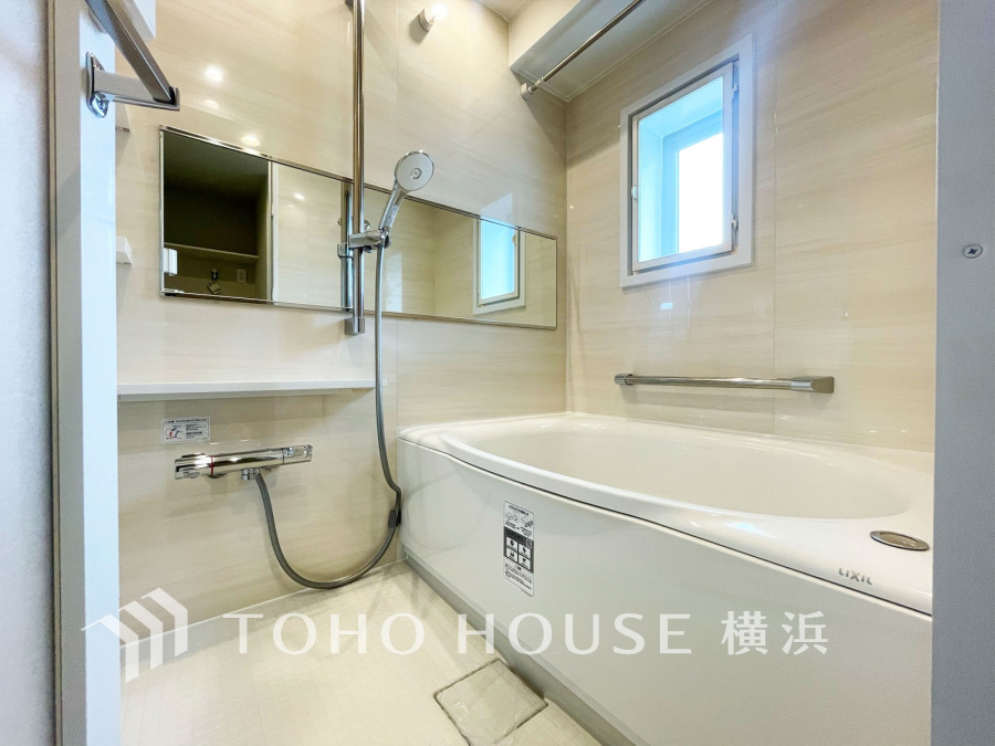 明るい色合いと上質な質感が美しいバスルーム。一日の疲れをさっぱりと洗い流し、寛ぎとリフレッシュのための大切な空間。