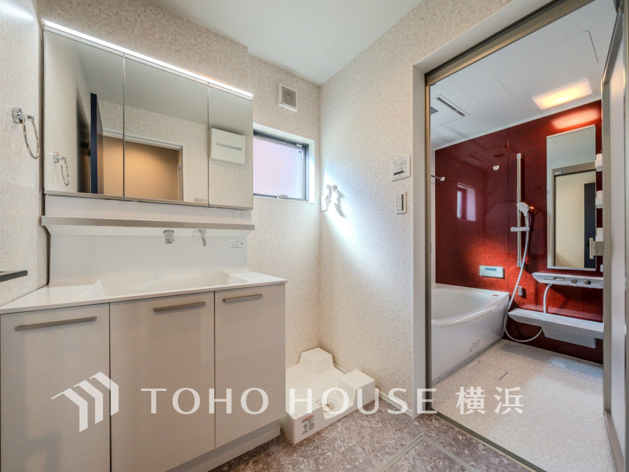 一日の始まりと終わりを心地よく演出し、多彩な機能が備えられたパウダールーム。心地よいリフレッシュ空間。清潔感ある洗面台は、身だしなみチェックや肌のお手入れに。