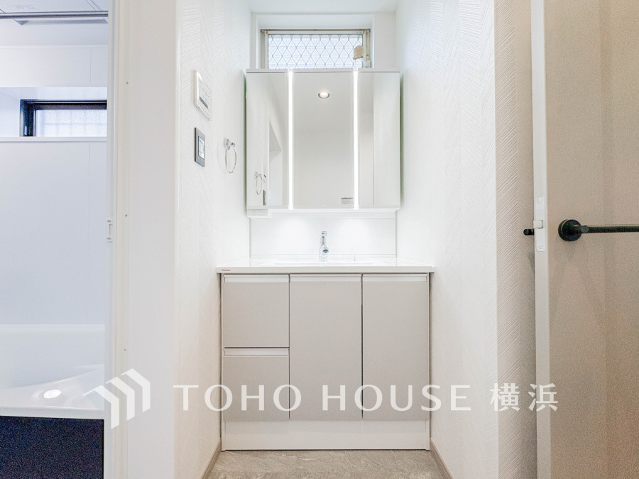 十分な大きさの洗面台は収納もさる事ながら、身だしなみチェックや歯磨きなど、朝の慌ただしい時間でもホテルライクなスペースで余裕とゆとりを感じて頂けます。