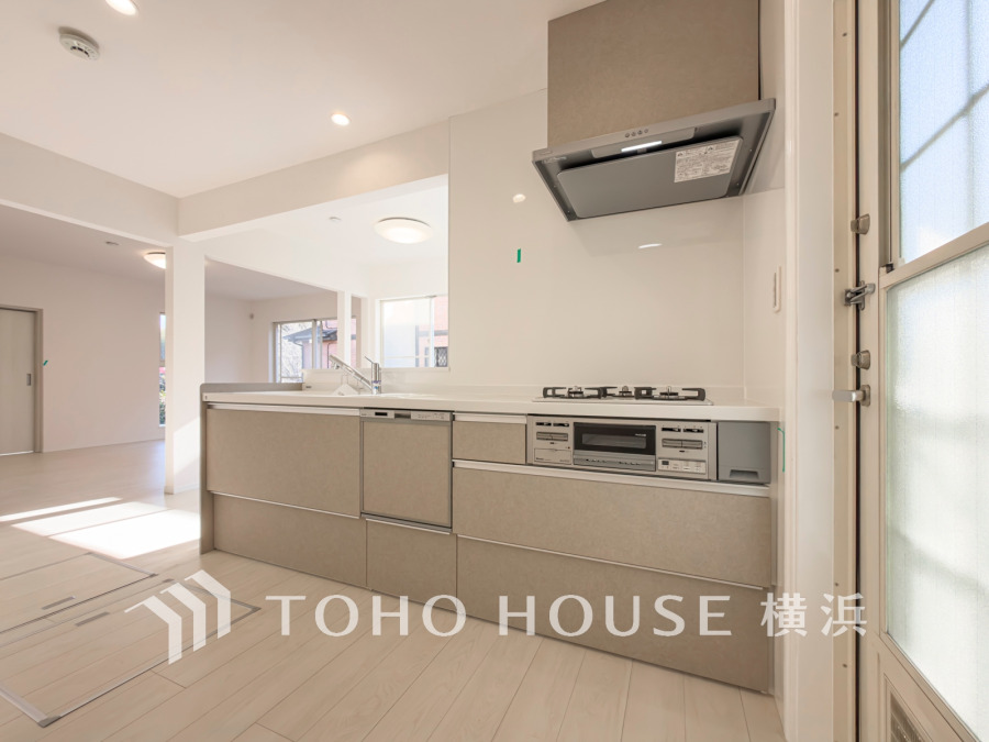 新規交換されたキッチンは、食洗機・浄水器付き。美しさと機能性が一つになったキッチンです。
