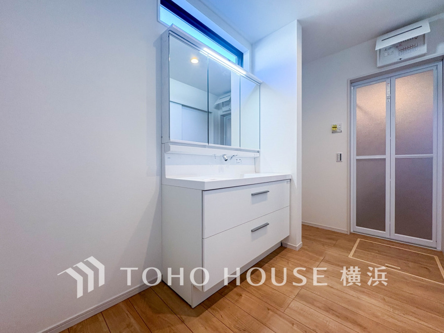 十分な大きさの洗面台は、身だしなみチェックや歯磨きなど、朝の慌ただしい時間でも余裕とゆとりを感じて頂けます。