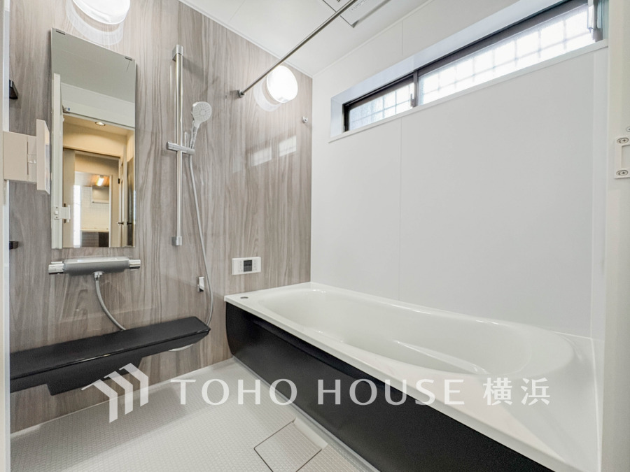 上質が感じられる質感とカラーリングで、清潔な空間美を実現。一日の疲れが癒される優雅なバスタイムを堪能できるゆとりあるバスルームです。