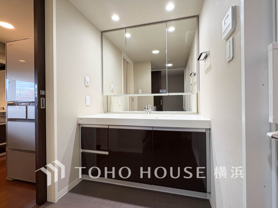 シンプルで使いやすい洗面化粧台。大きな鏡で毎日の身支度も快適に。収納も充実しています。