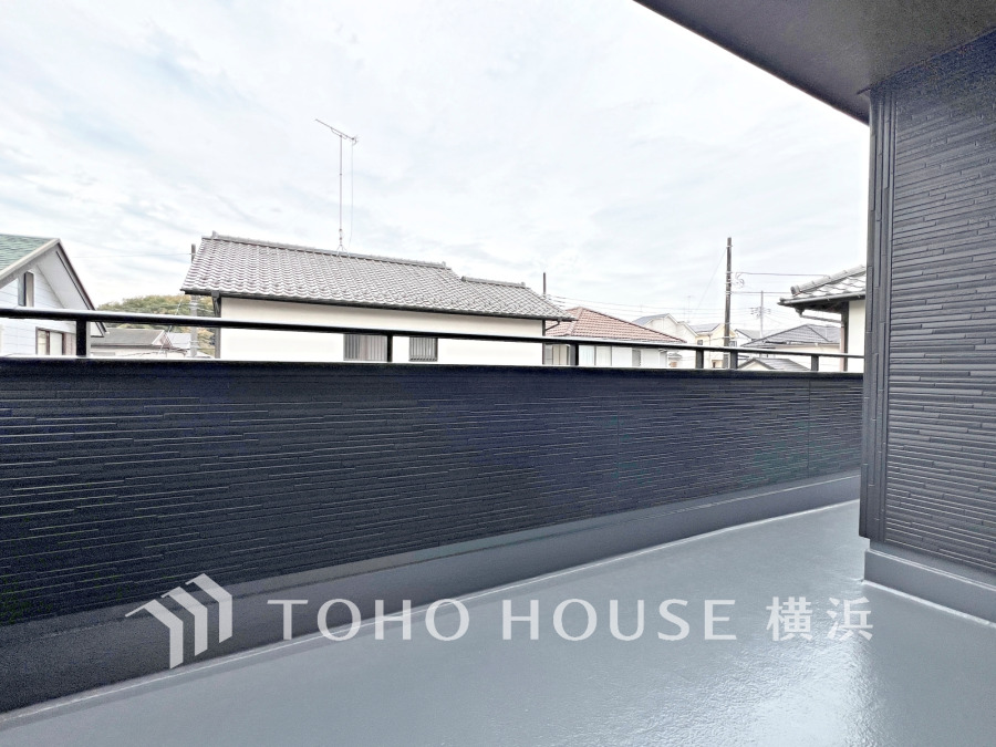 広々としたバルコニーは南向きで陽当たり良好。ゆったりとくつろげる快適な空間です。