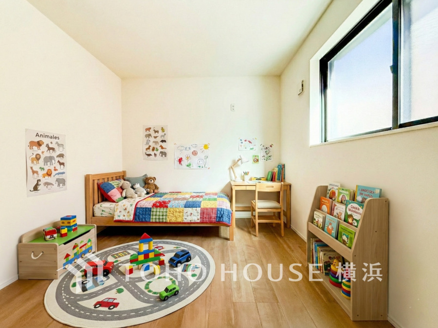 採光もアクセントの一つとして。プライベートルームにはやさしい光が射し込んでいて、この明るい好みの空間で読書をしたり、音楽を聞いたりと一人の時間も充実したものにできます。（家具はAI加工です）

