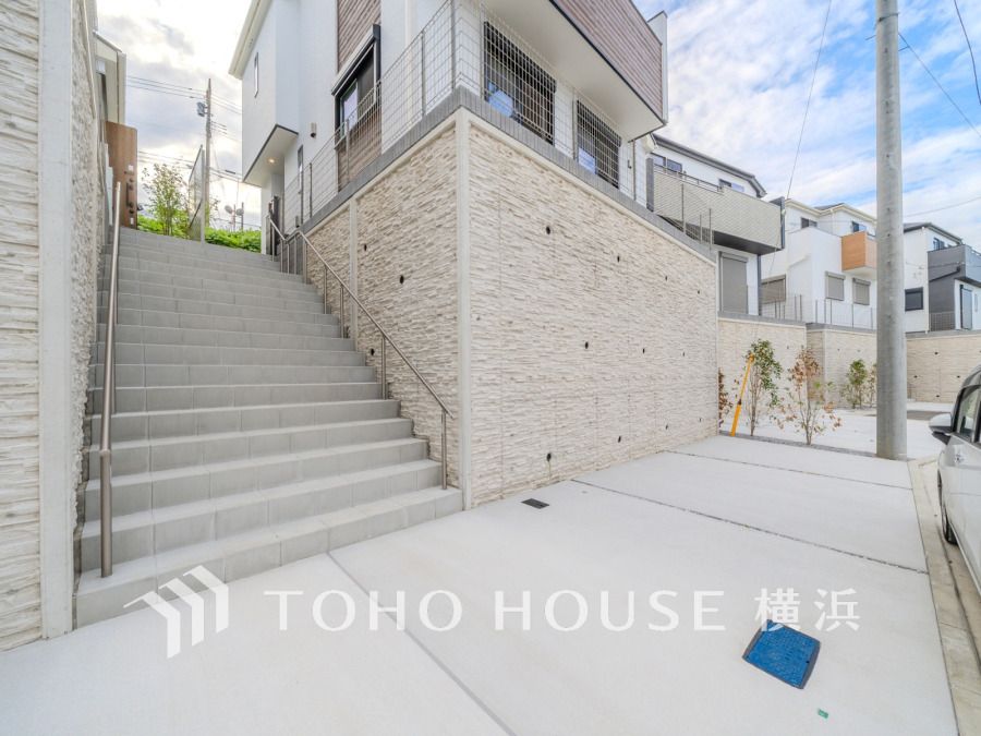 爽やかな青空の下に贅沢なほどに降り注ぐ陽光、豊かな居住性と、クオリティが見事に調和した住空間は、住まうことの喜びを感じさせてくれます。 