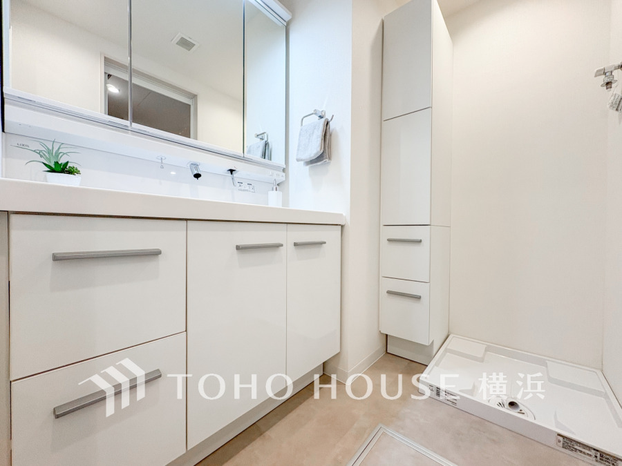 使いやすい機能が備えられた清潔感溢れる洗面空間。収納も充実しています。
