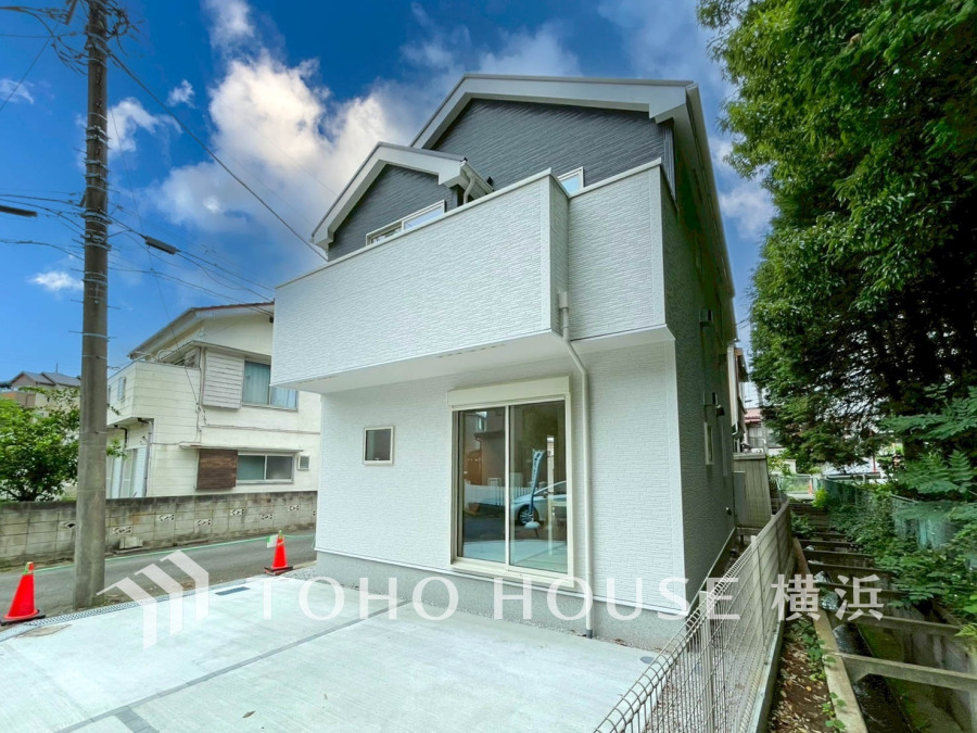 穏やかな風と陽光を導き、プライバシーに配慮された設計プランを採用し、居住性を一段と心地よいものにしています。周辺環境とのコラボレーションにより明るく開放的な空間を演出。