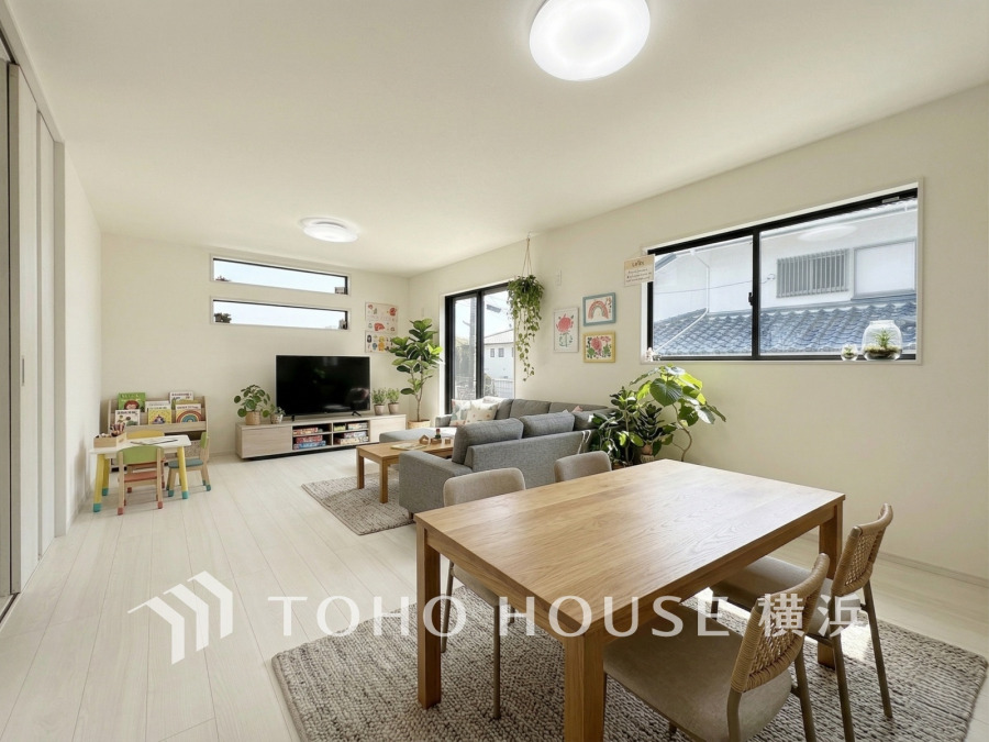 太陽の恵みを受けた明るい空間。吹きぬける風を感じながら爽やかで風通しの良い暮らしが叶います。（家具・装飾品はAI加工です）
