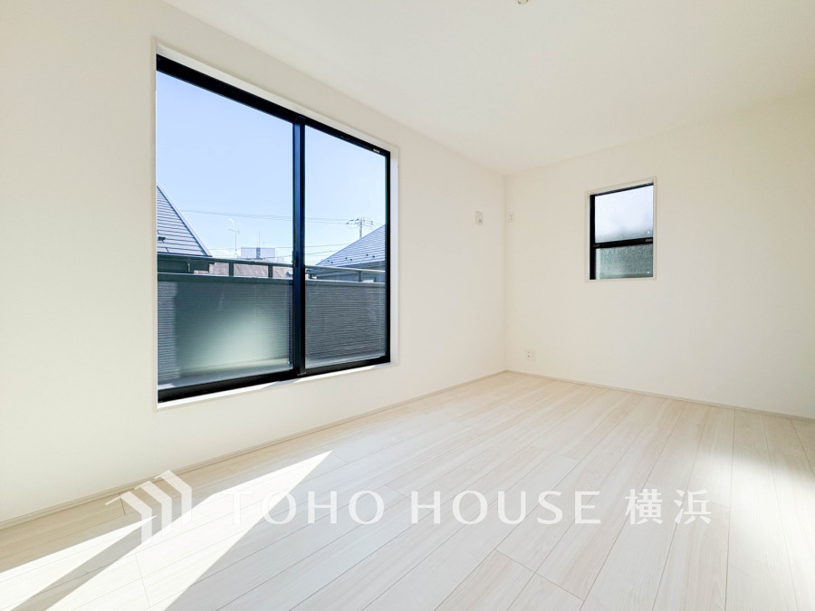 明るい陽射しが差し込む、シンプルで清潔感あふれる洋室。快適な暮らしを叶える空間です。