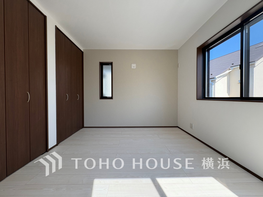 ２面採光の明るい洋室。たっぷりの収納付きですっきりと片付きます。