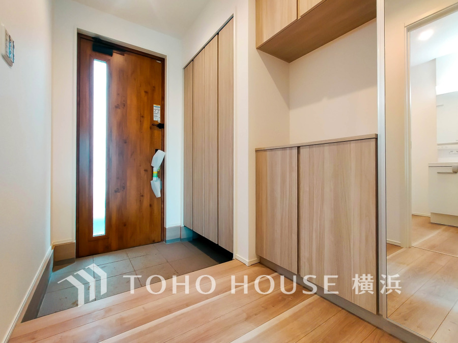 収納力の豊富なシューズボックスを設置した玄関スペース。明るく清潔感のある空間です。
