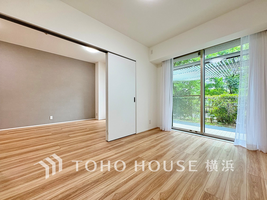 大きな窓からたっぷりと陽光が注がれる明るい空間。家族の成長に対応できる永住仕様の間取り。時を忘れて過ごす場所として過ごせるお部屋。