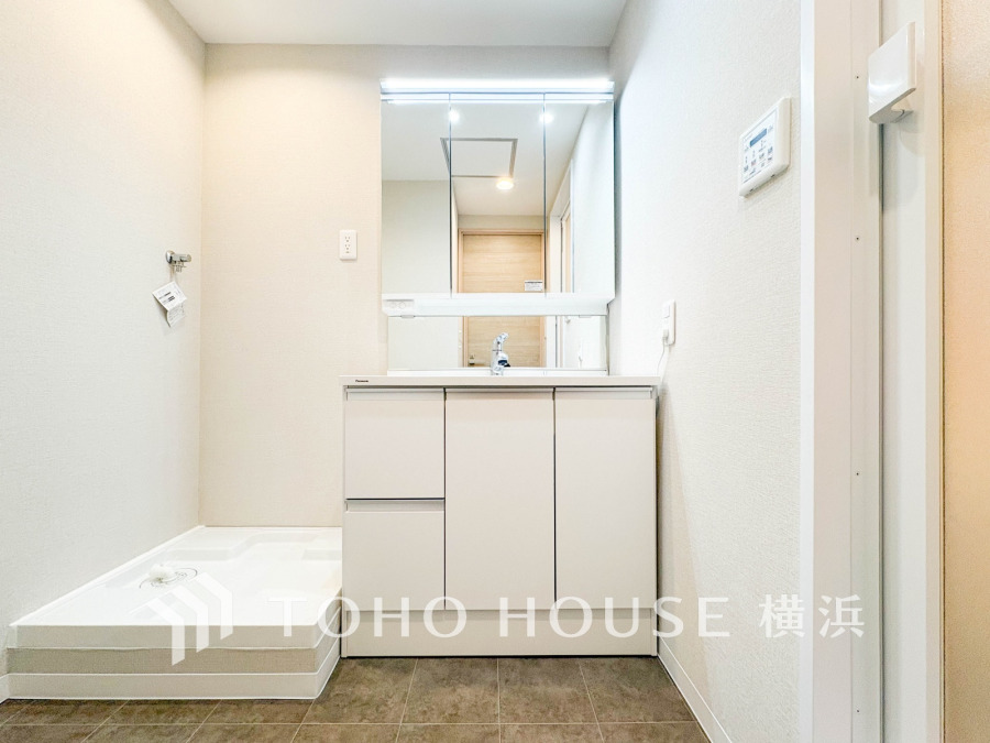 清潔感のあるプライベート空間は、身だしなみチェックや肌のお手入れに最適です。収納もあり、スッキリと見映えの良い空間に拵えました。時間に余裕とゆとりを持たせます。