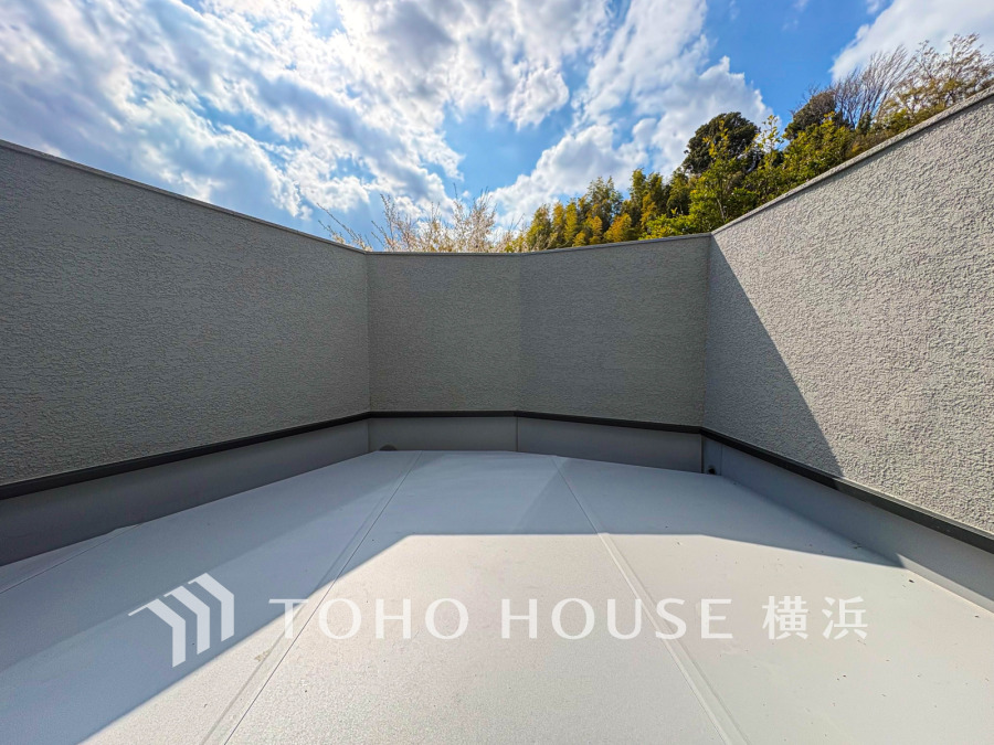 広々としたバルコニーは、開放感ある空と緑を楽しめる空間です。