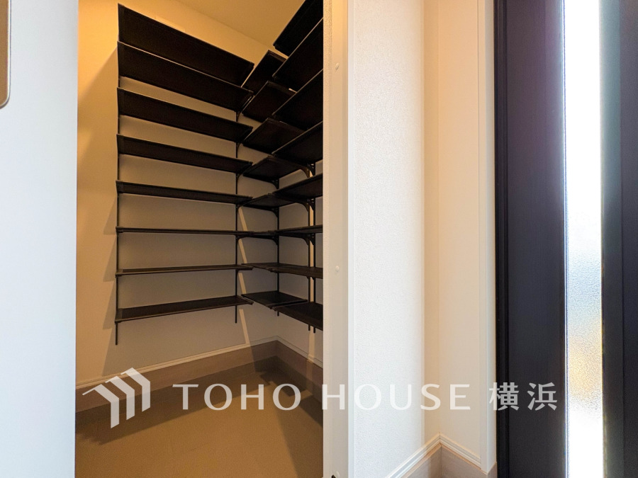 居住者の帰り、訪れる方を優しく迎え、やすらぎに満ちた生活空間を予感させる。健やかな暮らしを楽しめそう。