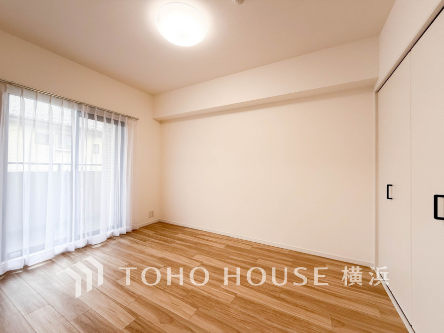 シンプルで清潔感のある洋室。大容量クローゼットで収納も充実しています。