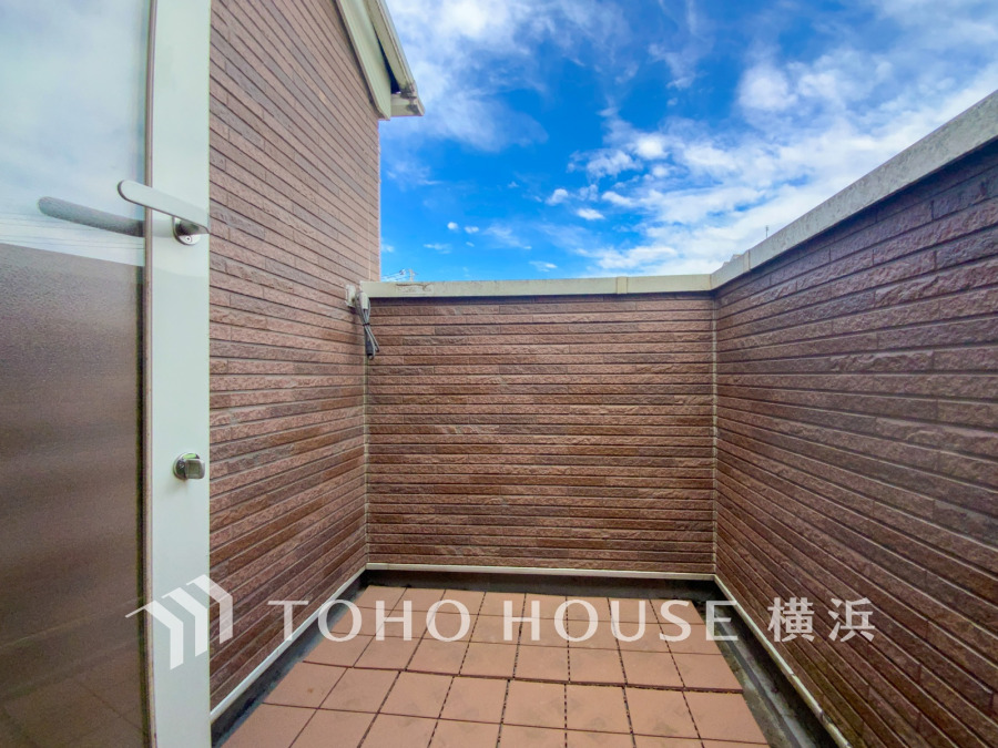 暮らしの中で光と風を演出してくれるバルコニー、見事なまでの開放的な空間を演出しながら、プライベート性も確保された空間は我が家の自慢です。