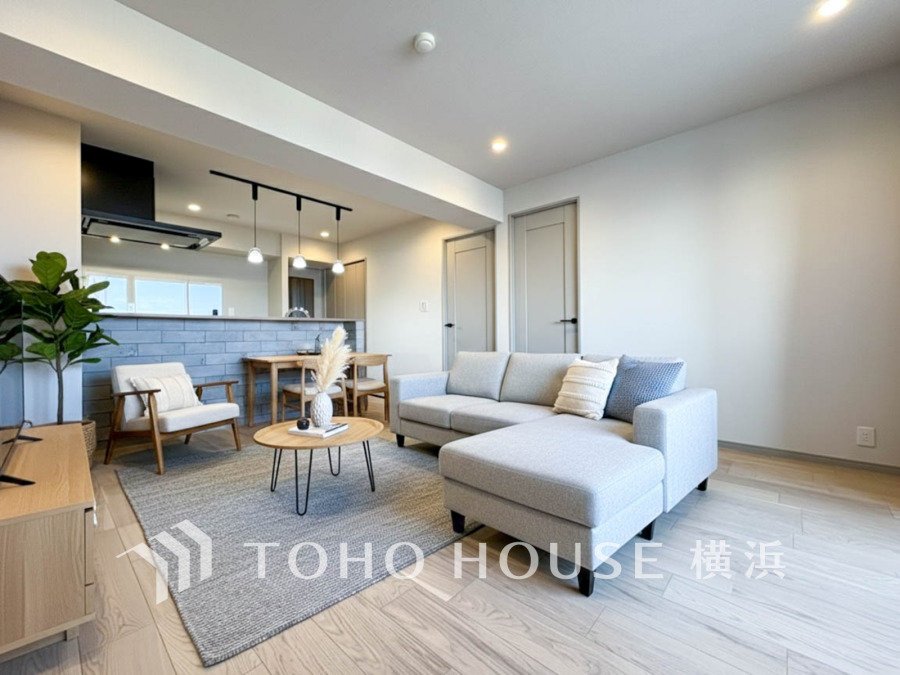 柔らかな色合いのフローリングと清潔感の溢れるクロスが明るい空間を創り出すリビングダイニング。憩いの場に相応しく、ここで楽しむ家族の時間が絆をより深めてくれそうです。（家具はAI加工）