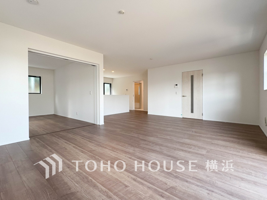 光と風が溢れる開放的なLDKには、自然と家族みんなが集まってきます。明るく穏やかな空気が流れるこの場所は、豊かな寛ぎと笑顔の団欒をいつも優しく守ってくれることでしょう。