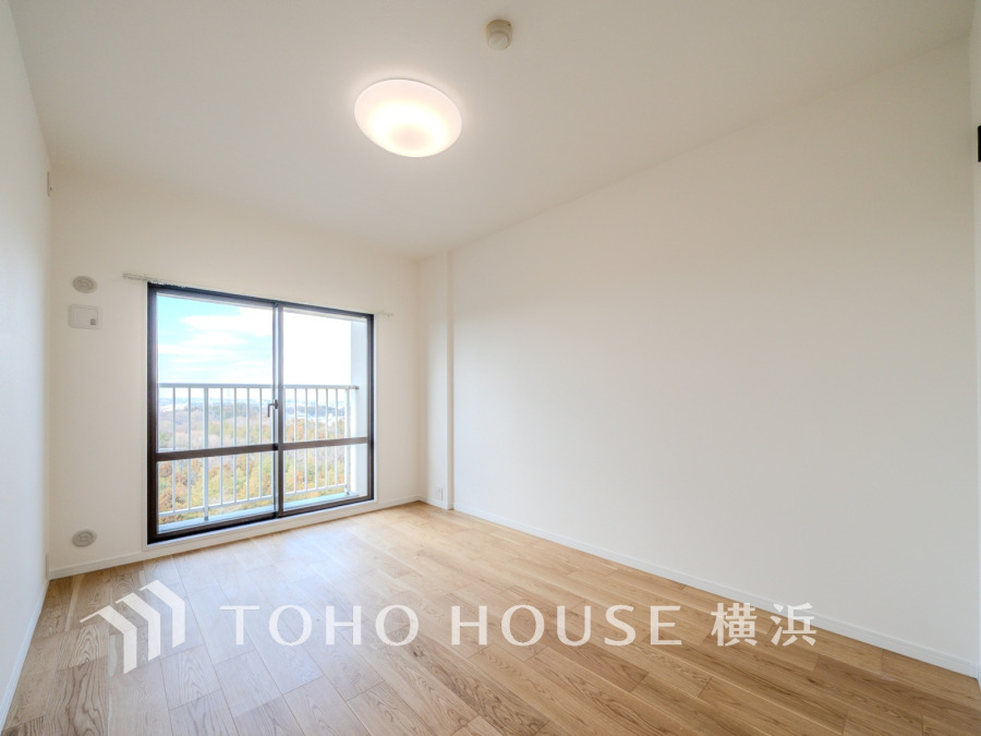 晴天の輝きと共に差し込む暖かな陽射しを愉しむことのできる空間。時には雨音が刻むリズムとハーモニーに耳を澄まし、煌く星空を眺める、そんな日常がここにあります。