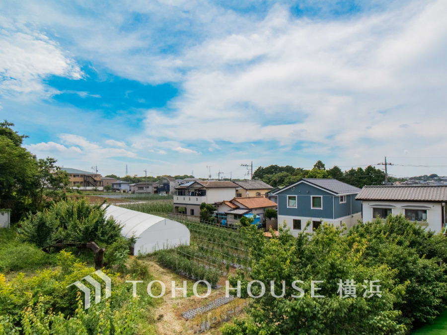 この開放感ある眺望と共に閑静な住宅街の季節感を演出する四季折々の変化を楽しめる心地よい場所となることでしょう。