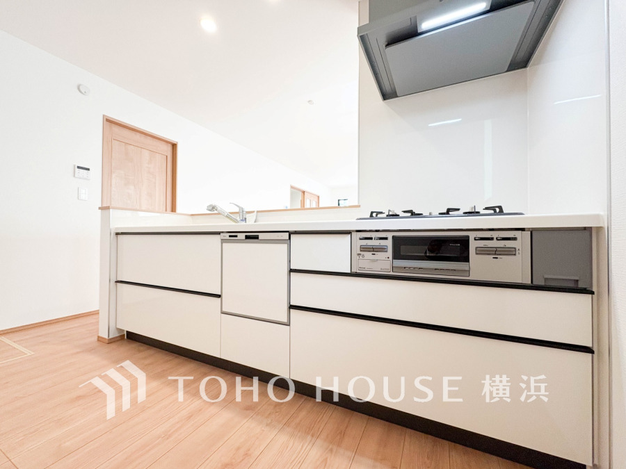 リビングダイニングとの一体感を感じられる対面式キッチン。ハイセンスな空間を豊かに表現する素敵なキッチンで快適にお料理をお楽しみください。