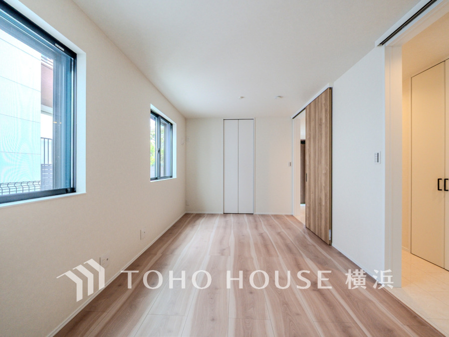 8帖のサービスルームはシンプルで使い勝手の良いゆとりある空間です。