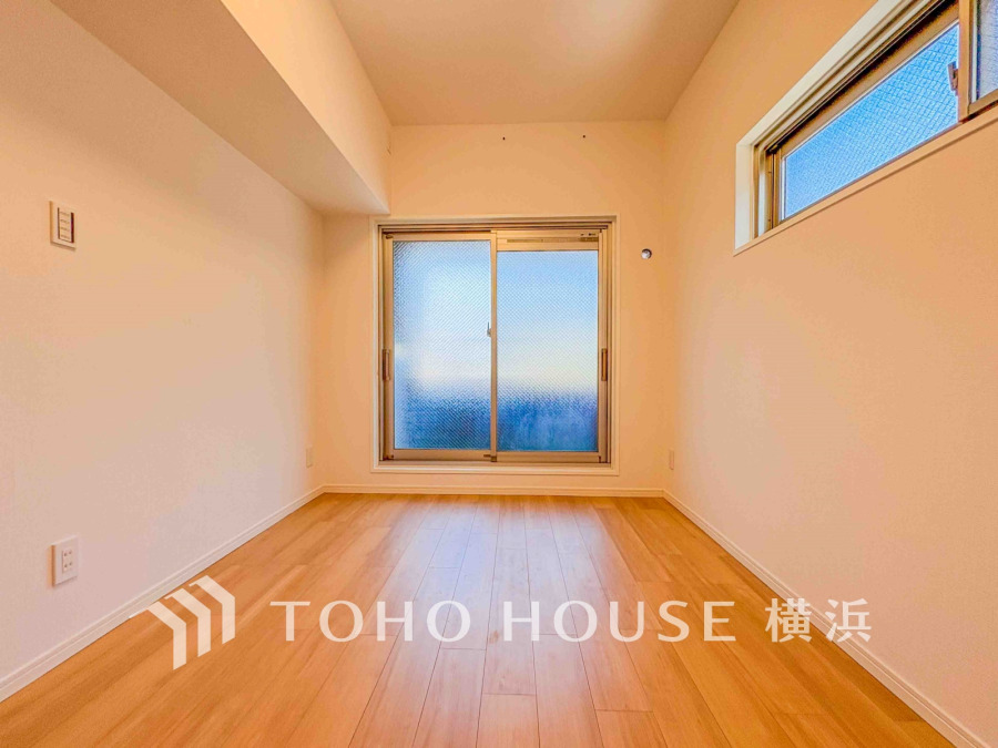 穏やかな風と陽光を導き、プライバシーに配慮された設計プランを採用し、居住性を一段と心地よいものにしています。明るく開放的な空間を演出しております。