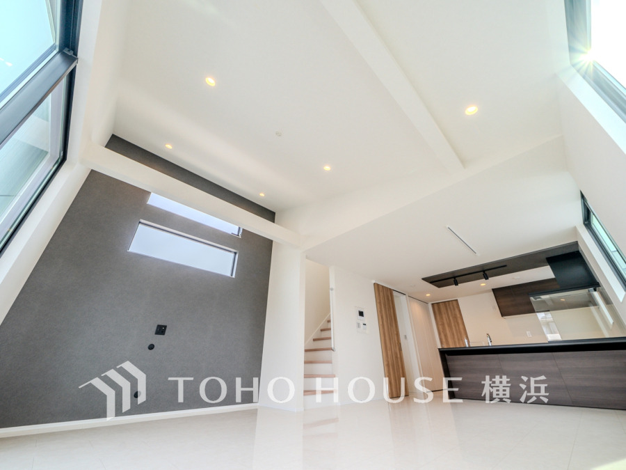 勾配天井を採用した開放的なリビング空間。21.7帖の広々空間は、3面採光の明るい憩いの場です。
