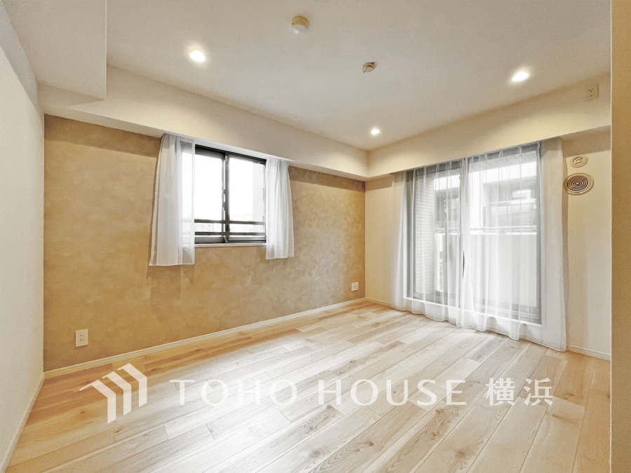 バルコニーに面し、2面採光の明るい洋室。穏やかな陽射しが、ゆったりとした寛ぎの時間を包みます。

