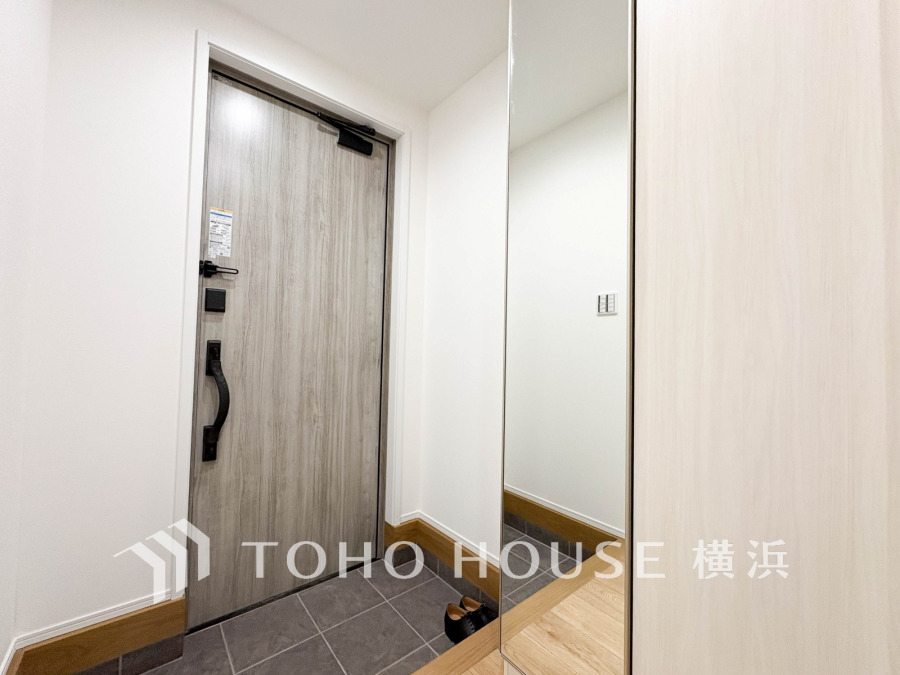 お客様をお迎えする玄関は落ち着いた雰囲気。帰り着くたびに洗練されたテイストの空間に迎えられ誇りと喜びを感じる玄関まわりです。 