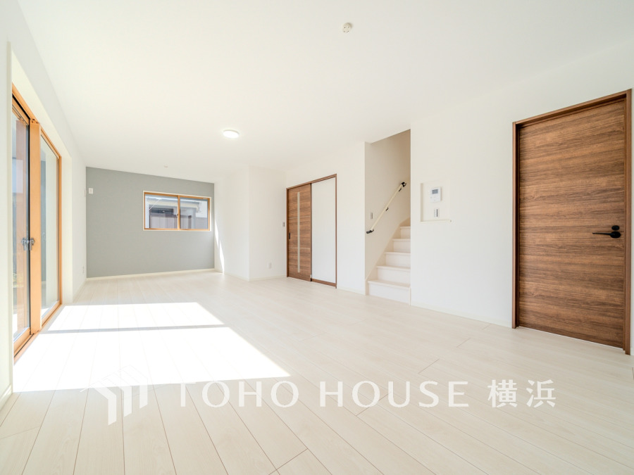 明るく開放的な空間が広がるLDK。室内には豊かな陽光が注ぎ込み、爽やかな住空間を演出。
