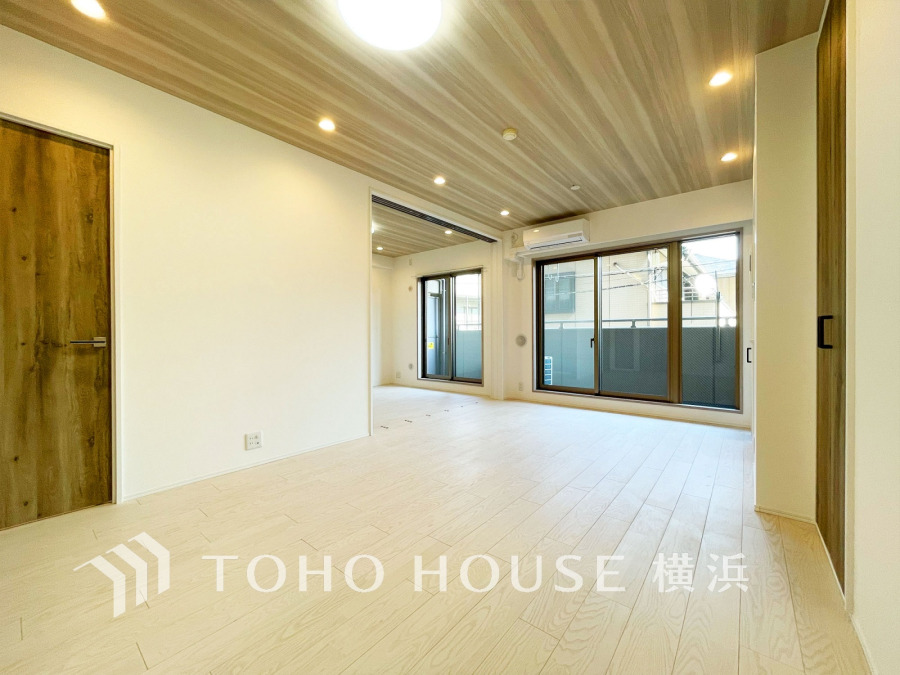 広々としたリビング・ダイニングは、光が広がるシンプルさがお洒落な内装。落ち着いた雰囲気に包まれて、伸びやかな空間のなかで、ゆったりと家族団らんのひとときを過ごせます。