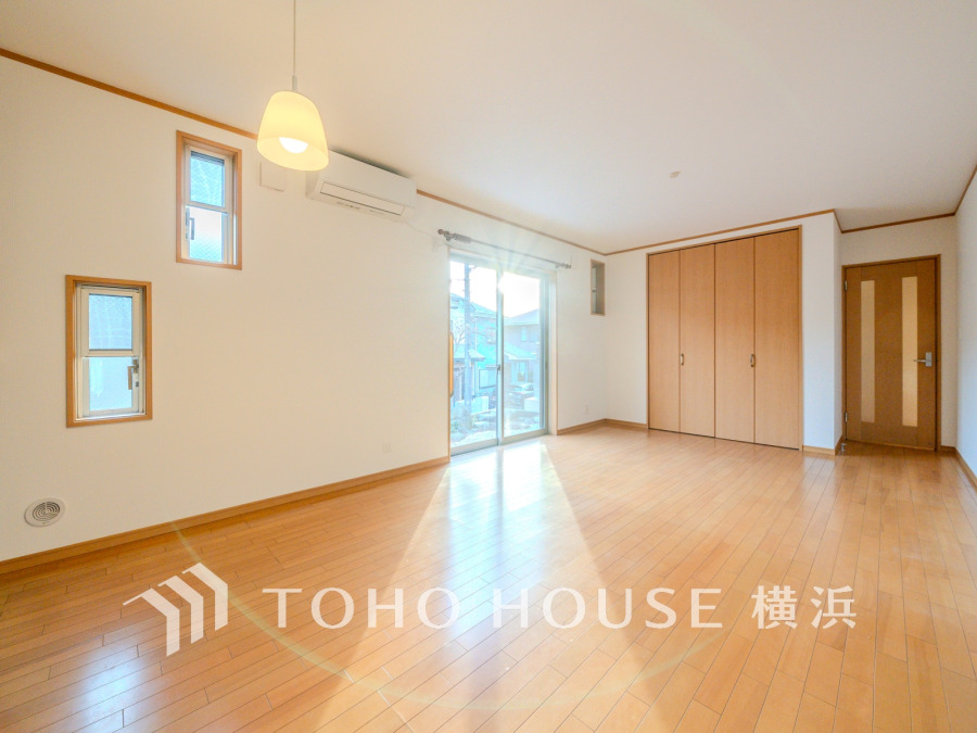 明るく開放的な空間が広がるLDK。室内には豊かな陽光が注ぎ込み、爽やかな住空間を演出。
