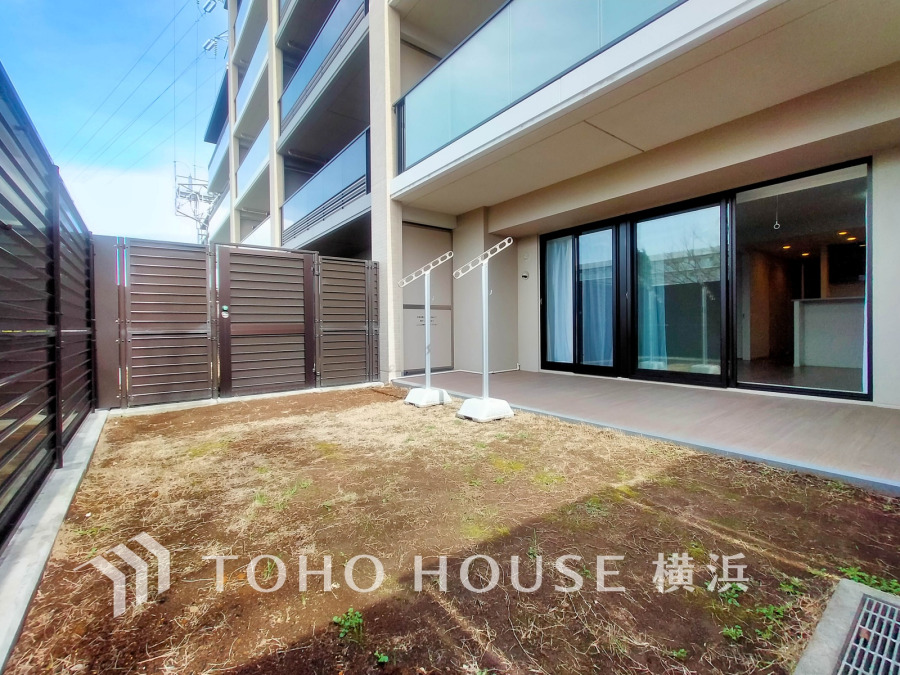 プライベート感のあるテラス＆専用庭付きのお住まい。1階住戸だからこその贅沢な空間です。