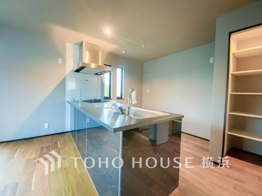 内装の主役でもあり、日常活躍する重要な水回りでもあるからこそ機能性・デザイン性に力を入れております。お手入れのしやすいシステムキッチンを採用しております。