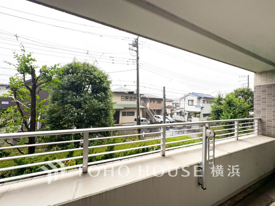 暮らしの中で光と風を演出してくれるバルコニー、見事なまでの開放的な空間を演出しながら、プライベート性も確保された空間は我が家の自慢。
