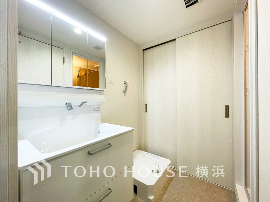 十分な大きさの洗面台は、身だしなみチェックや歯磨きなど、朝の慌ただしい時間でも余裕とゆとりを感じて頂けます。