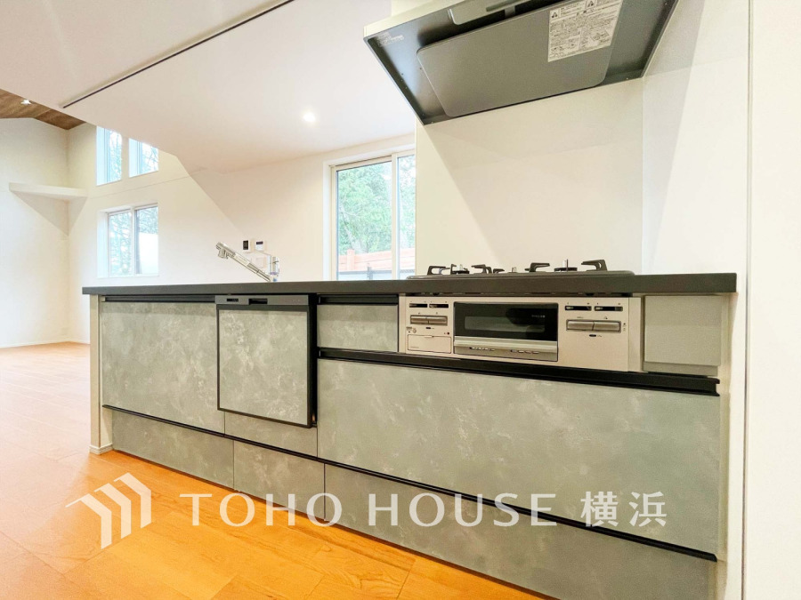 モダンな質感のキッチンは収納豊富で使い勝手良く、開放的なリビングと自然光が調和する快適空間です。